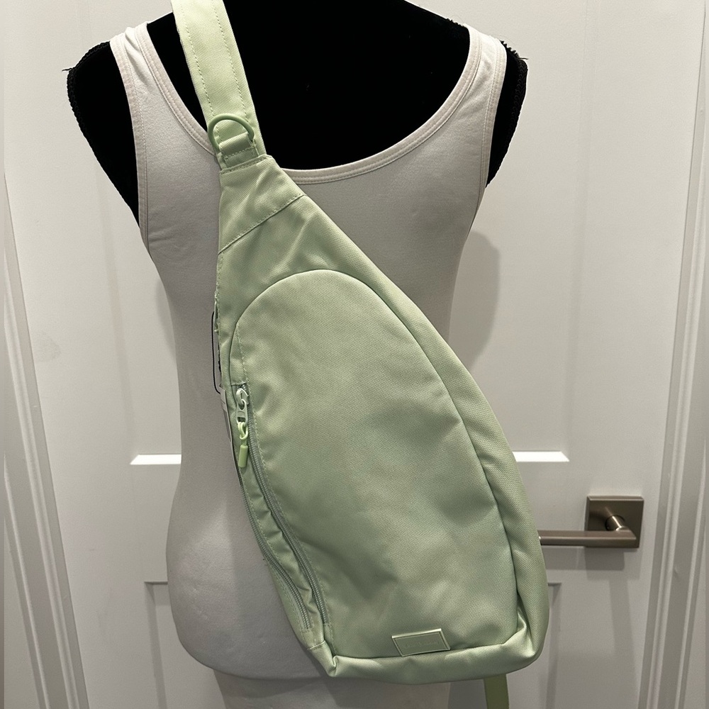 Vera Bradley Lighten Up Essential Sling Backpack NWT ❤️‍🔥FIRM PRICE❤️‍🔥